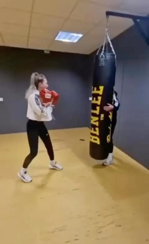 Frau beim Training am Sandsack