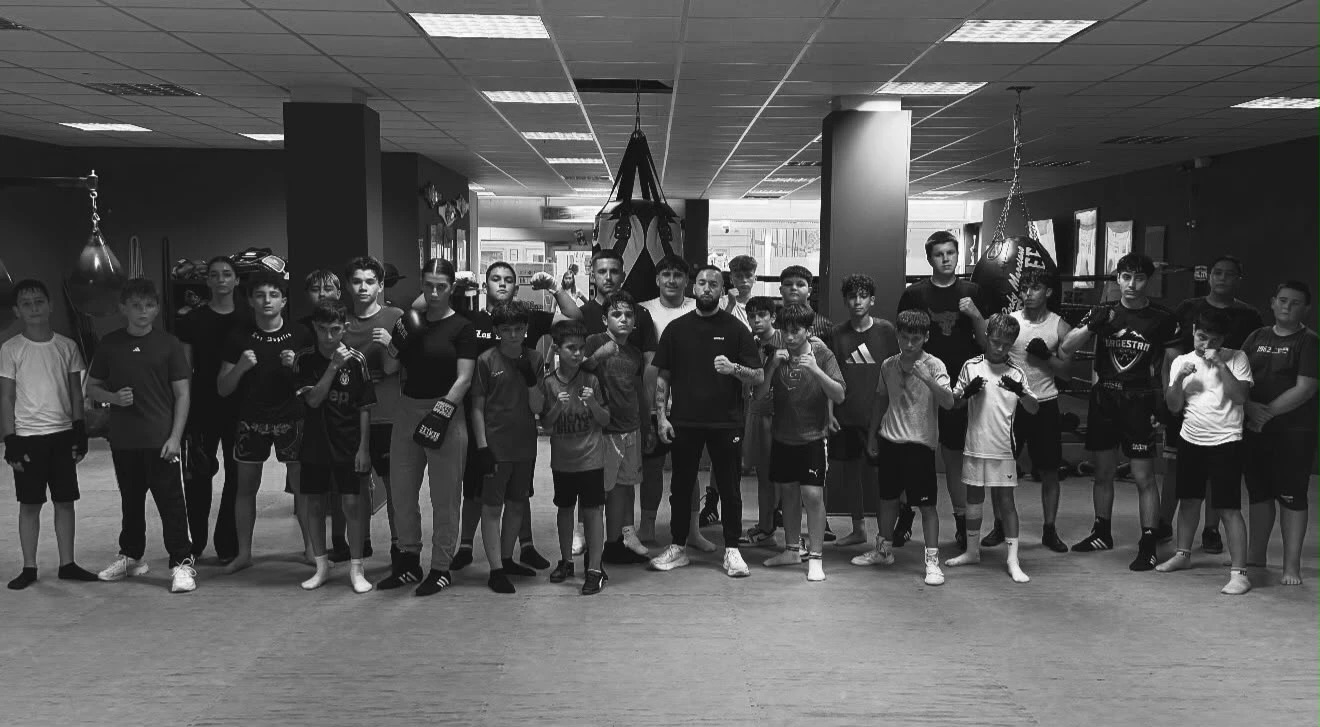 Boxgruppe mit Trainer im Gül Gym Rheda