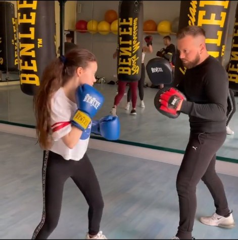 Mädchen beim Pratzentraining im Kinderboxen
